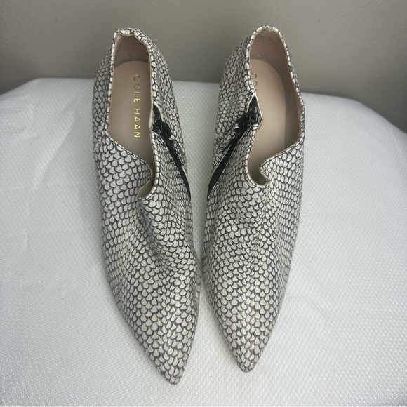 Cole Haan Vestry Pointed Toe Pump Black/White Snake Embossed Leather Sz 9B - Picture 2 of 8